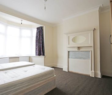 Price £2,500 pcm - Available Now - Part Furnished - Photo 5