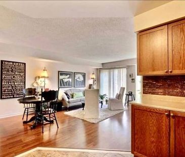 Oakville Townhouse - Photo 3