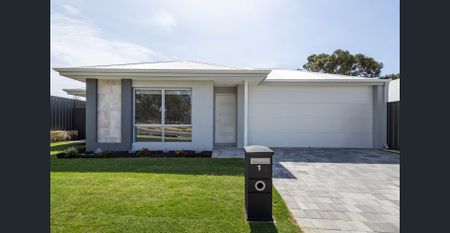 TO THE BEACH WITH A SHORT HOP – Coastal Living at it’s Best. - Photo 2