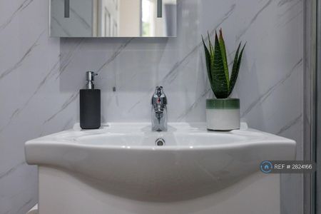 1 bedroom in a house share to rent - Photo 4