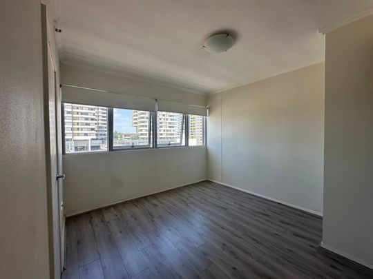 Deposit Taken&comma; Opens Cancelled&excl; - Spacious Split Level Apartment - Photo 1