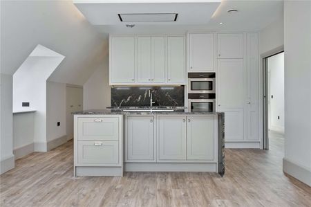 A luxurious three-bedroom lateral apartment, set on one of Esher’s most prestigious roads within an exclusive gated development, finished to a high specification and featuring a private balc - Photo 2