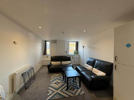 3 bedroom flat to rent - Photo 2