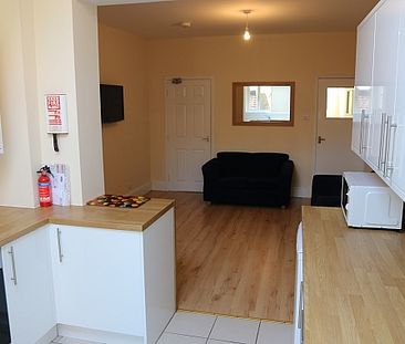 4 Bed House with 2 bathrooms - Photo 4