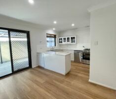 Spacious 3 x 1 Home - 6 month lease only - Photo 2
