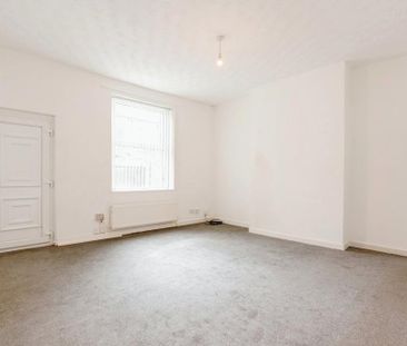 3 bedroom end of terrace house to rent - Photo 2