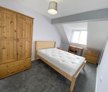 4 bedroom flat to rent - Photo 2