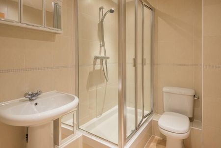 2 Bed Flat, St. George Wharf, SW8 - Photo 5