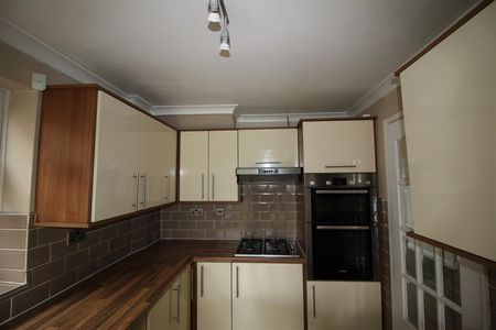 3 Bedroom Semi-Detached House for Rent - Photo 3