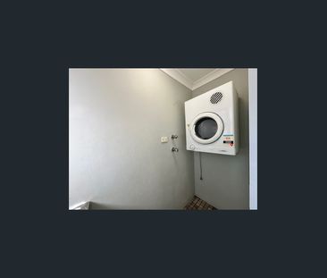 Huge Open plan, Only a short walk to Westfields shopping centre. - Photo 3