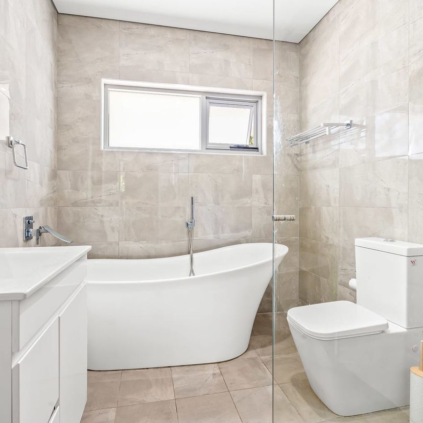 Quality townhouse capturing water and city views - Photo 1