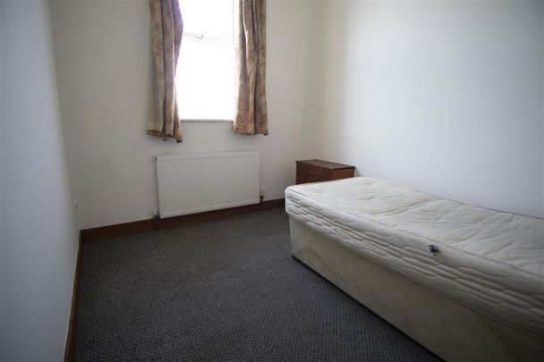 3-Bed Flat to Let on New Hall Lane, Preston - Photo 1
