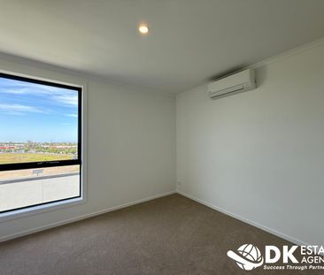 Modern and Low-Maintenance Living in the Heart of Wollert - Photo 2