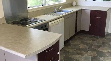 Charming 3BR Home with Garden & Deck! - Photo 2