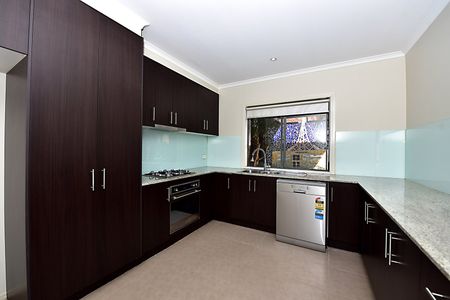 Charming 3-Bedroom Townhouse in Prime Keysborough Location - Photo 2