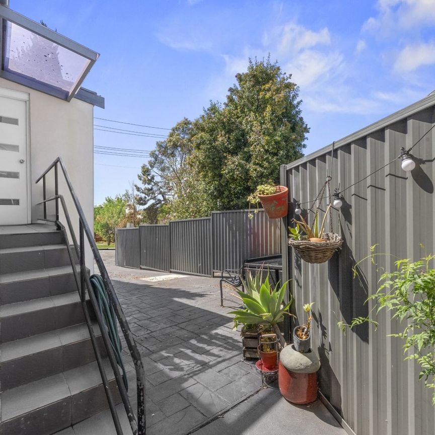 Spacious lounge and Gas cooking! - Photo 1