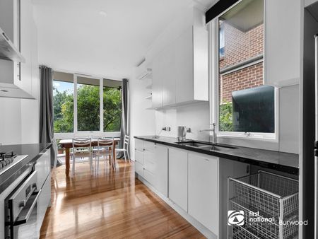6 bedroom Single Level House at the heart of Glen Waverley - Photo 4