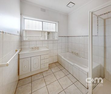 Three bedroom 1 bath two toilets - Photo 5