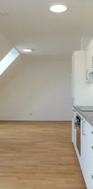Lichtdurchflutete 3-Zimmer-Dachgeschosswohnung mit Freifläche in U-Bahnnähe | 1120 Wien - Foto 1