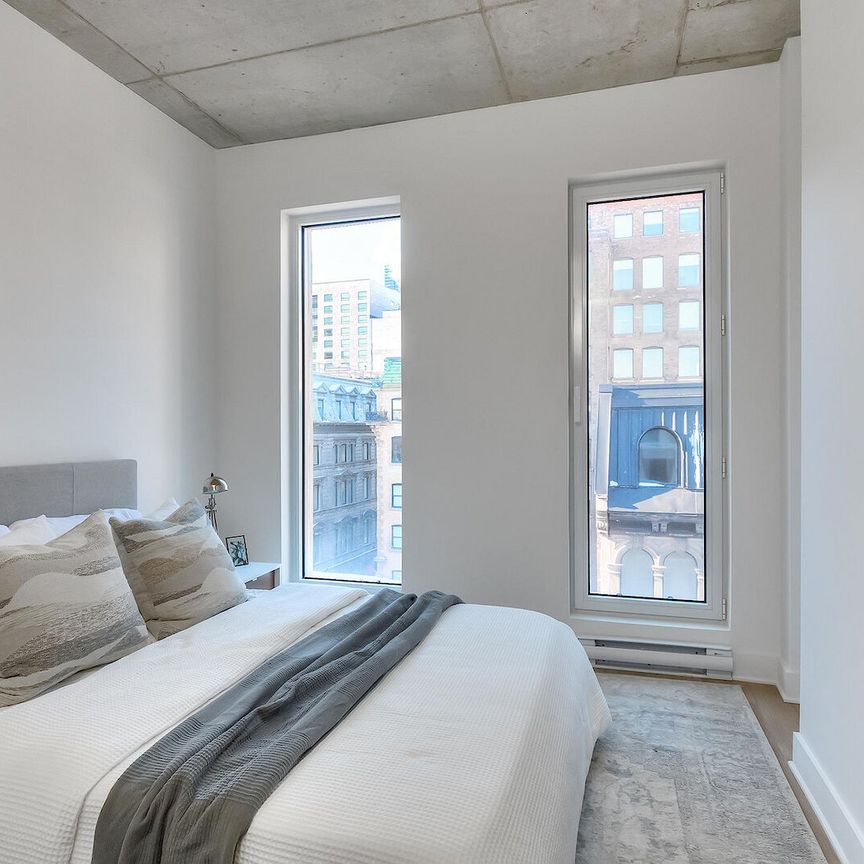 240 Rue Notre-Dame O, Montréal, QC - Photo 1