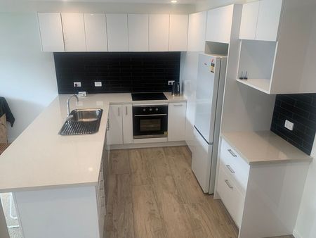 Chic 2BR Townhouse in Titahi Bay - Photo 4