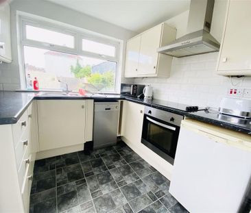 4 bedroom end of terrace house to rent - Photo 2