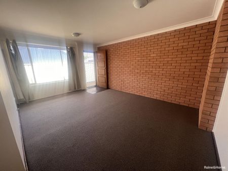 2/8 Lydia Street, Tamworth, NSW 2340 - Photo 2