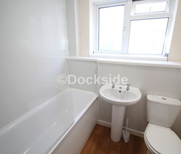 2 bed flat to rent in Hillside, Rochester, ME2 - Photo 2