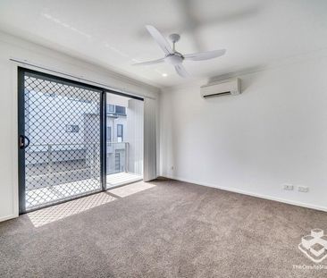 MODERN THREE BEDROOM TOWNHOUSE FOR RENT - Photo 3