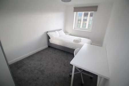 4 bedroom flat to rent - Photo 3