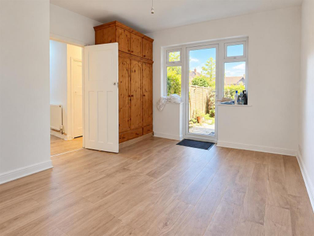 4 bedroom semi-detached bungalow to rent - Photo 3