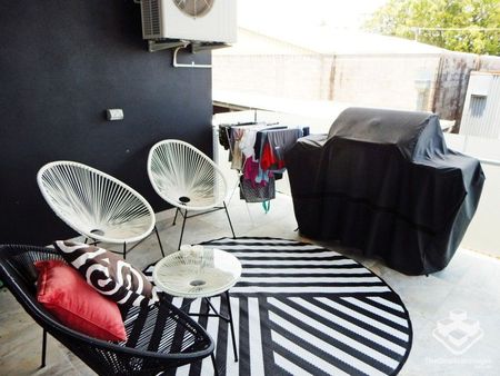 Large & Modern Love Street Apartment - Photo 4
