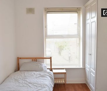 Twin room in 4-bedroom apartment in Stoneybatter, Dublin - Photo 6