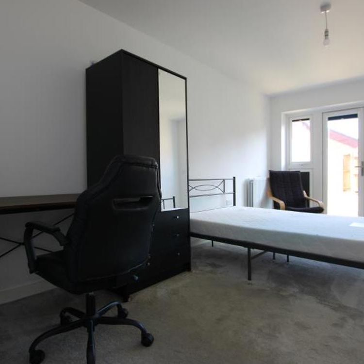 A four bed student house offered to the market fully furnished and available August 2026. Bills not included. - Photo 1