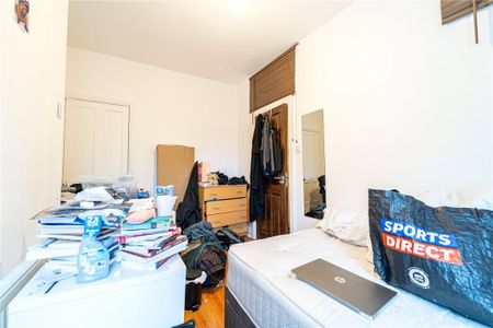 4 bedroom end of terrace house to rent - Photo 2