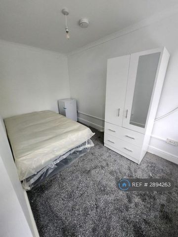 1 bedroom in a house share to rent - Photo 3