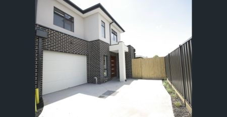 Modern 2-Bedroom Townhouse in Prime Location - Photo 4