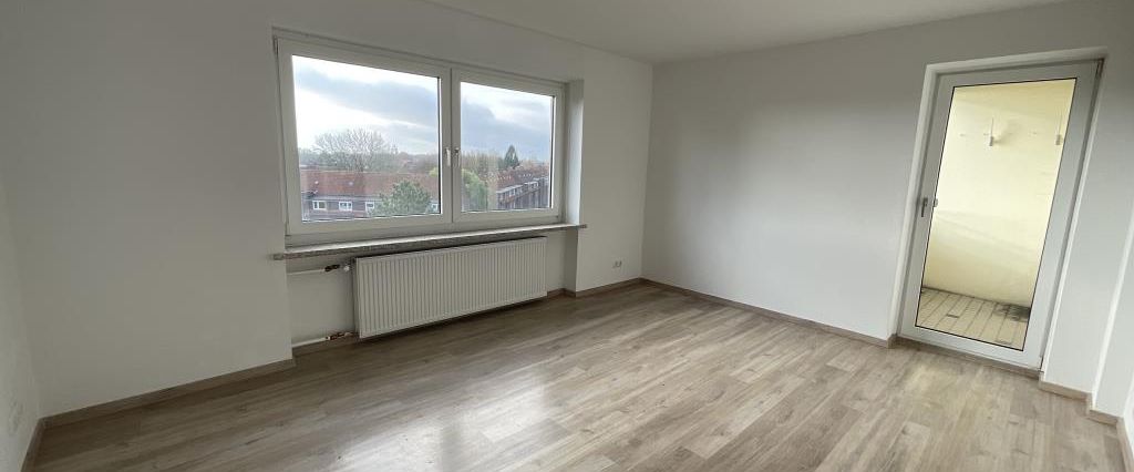 Bereits modernisierte 3-ZKB-Balkonwohnung im Hochhaus in Heppens zu vermieten! - Photo 1