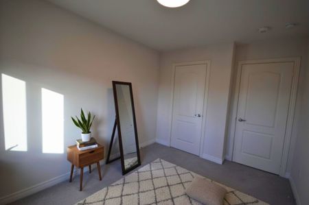 For Lease - 466 Silver Maple Road, Oakville, Ontario - Photo 4