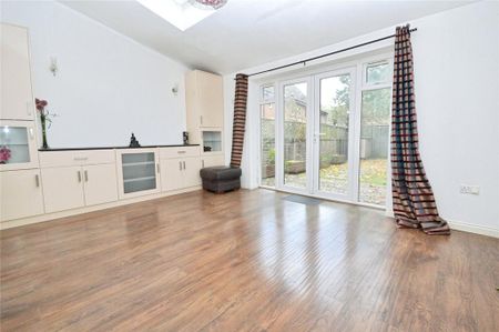 4 bedroom end of terrace house to rent - Photo 2