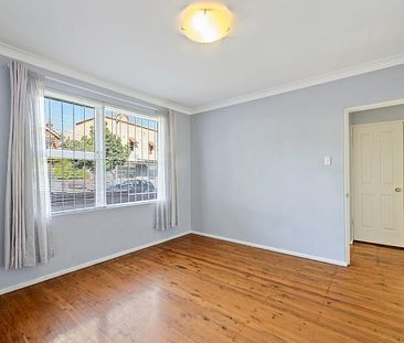 Centrally Located, Sun-Filled And Private Two Bedroom Apartment, Only Moments To Shops, Cafes And Transport - Photo 5