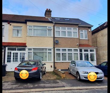 3 Bed Terraced House, Whites Avenue, IG2 - Photo 6