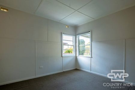 Family home in the heart of town - Photo 2