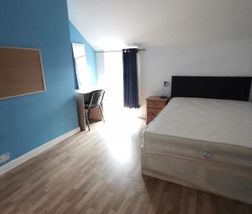 3 bedroom flat to rent - Photo 3