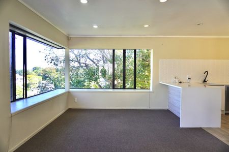 3 Bedroom House in Bucklands Beach - Photo 3