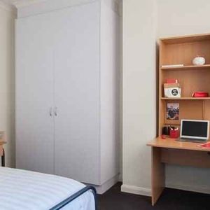 2 Bedroom Large - Photo 2