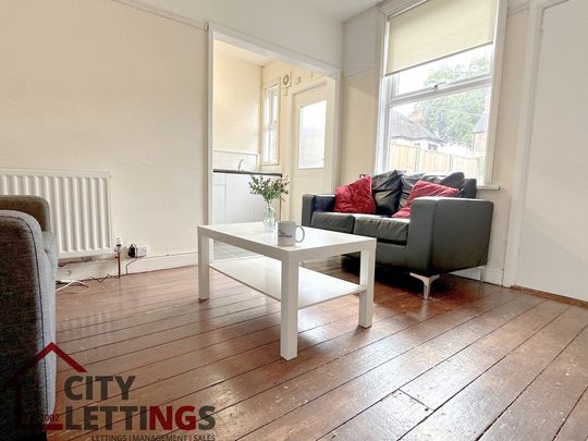 4 Bedroom Mid Terraced House - Photo 1