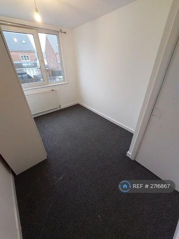 3 bedroom semi-detached house to rent - Photo 4