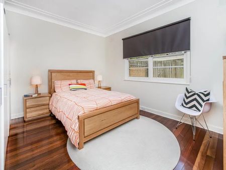 Lovely brick home with spacious pet friendly yard - Photo 3