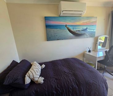 Helensvale - Photo 1